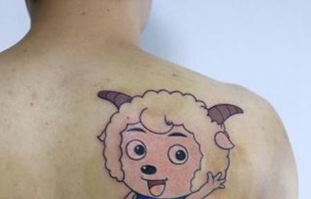 男士背部喜羊羊纹身图案