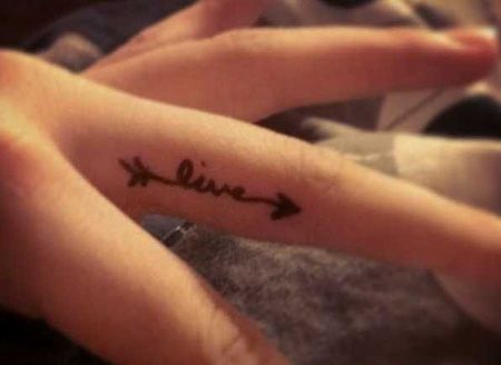 手指英文和箭头纹身图案