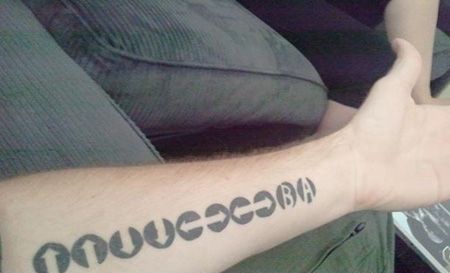 小臂上下左右箭头纹身图案