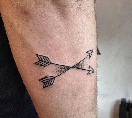 小臂交叉箭头纹身图案
