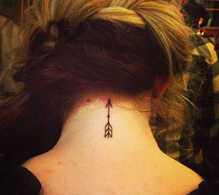 颈部箭头纹身图案