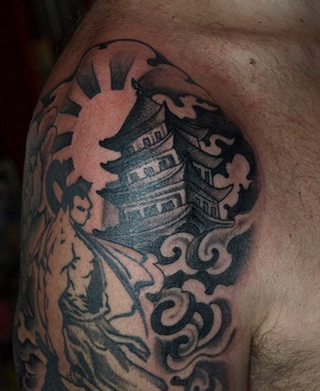 大臂帅气的宝塔纹身图案