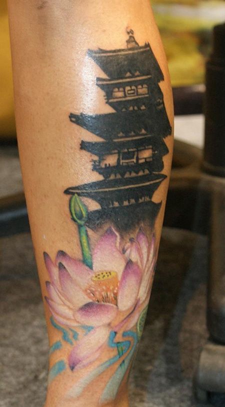 小腿经典的宝塔纹身图案