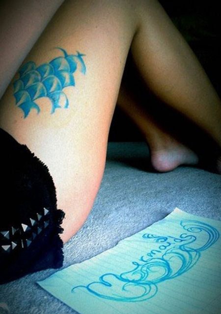 大腿蓝色鳞片纹身图案