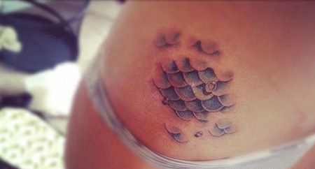 女生腰部鳞片纹身图案