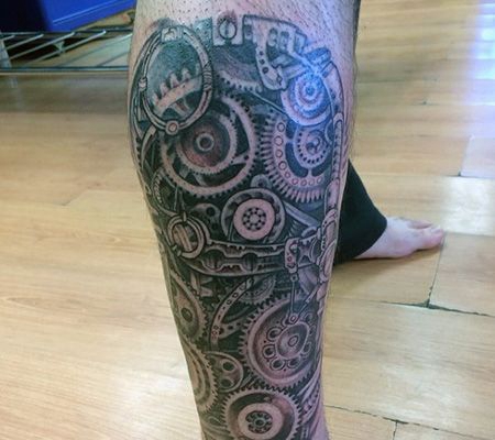 小腿复杂的齿轮机械纹身图案