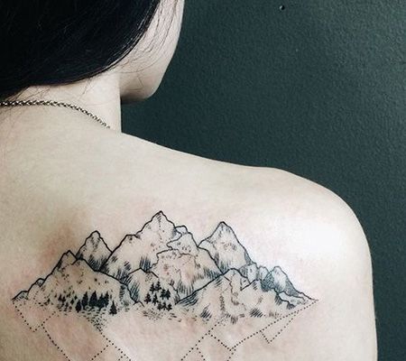 女生背部山脉纹身图案