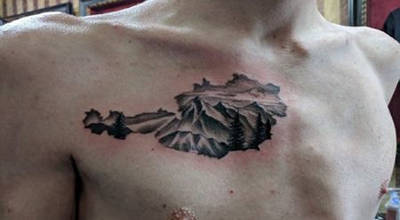 男士胸前雄伟的山脉纹身图案