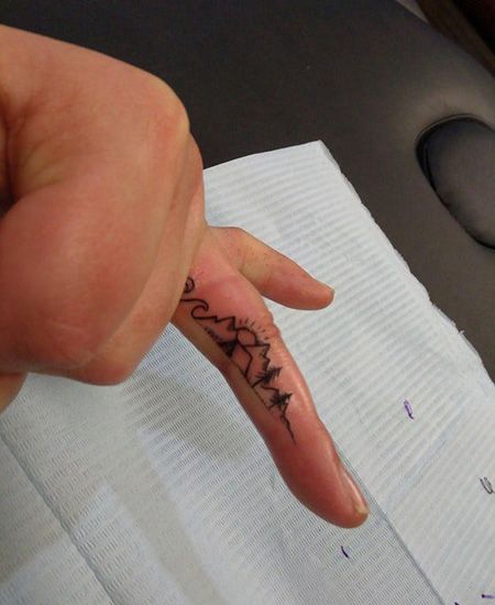 手指简单的日落山脉纹身图案