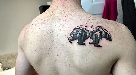 背部有创意的熊和山脉纹身图案