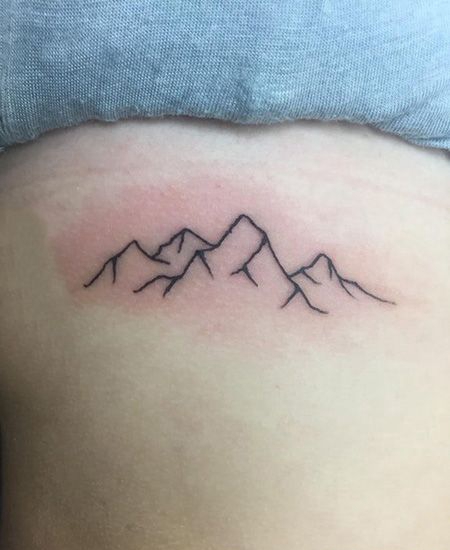 背部线条山脉纹身图案