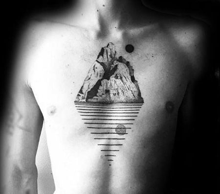 水中倒影，男士胸前山脉纹身图片