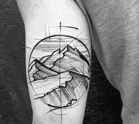 大臂素描风格的山脉纹身图片
