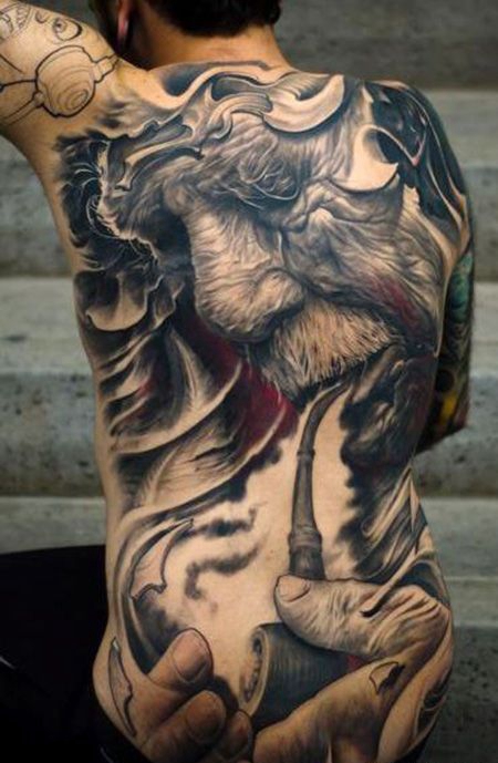 满背拿烟斗的老人纹身图案