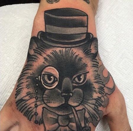 手背叼着烟斗的猫纹身图案