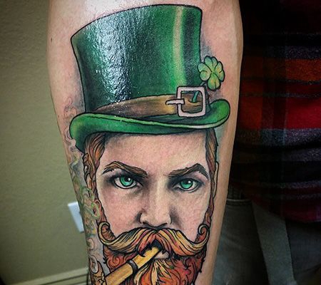 小臂叼着烟斗的绅士纹身图案