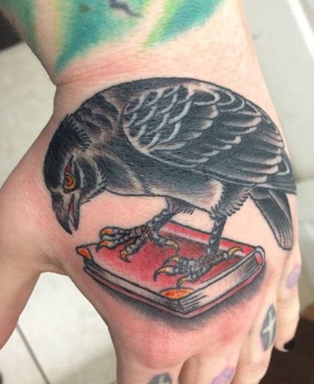 手背红色书本纹身图案