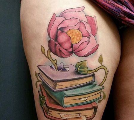 大腿三本书本和花纹身图案