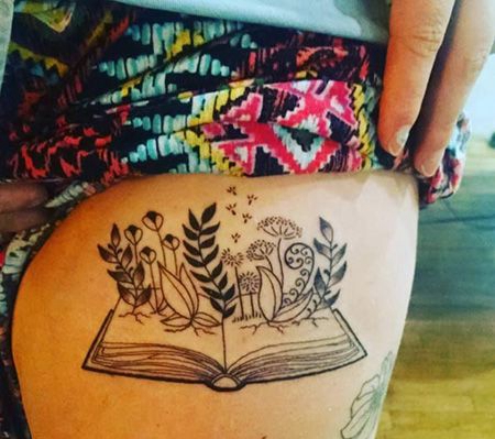 大腿长草的书本纹身图片