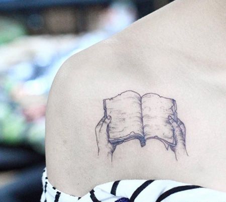 女生肩部书本纹身图案