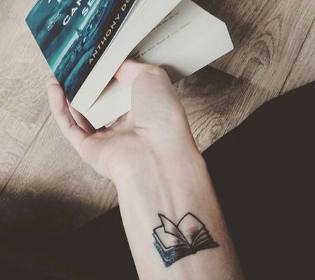 手腕翻开的书本纹身图片