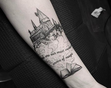手臂书本和教堂纹身图案