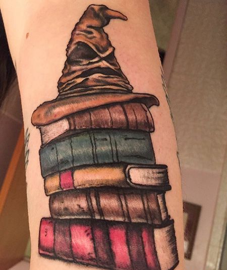 手臂魔法帽和书本纹身图案
