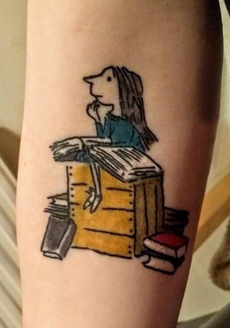 手臂看书的女孩纹身图案