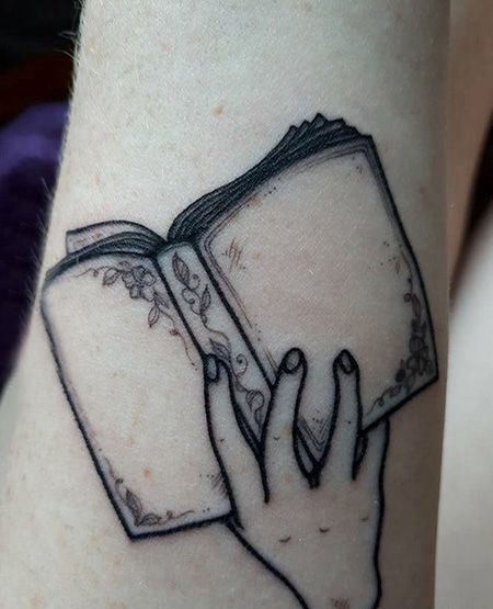 手臂翻开的书本纹身图案