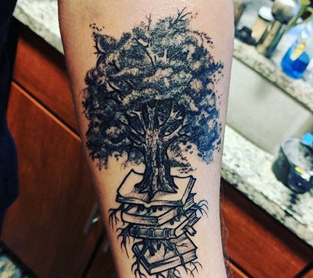 小臂有创意的书本和树纹身图案