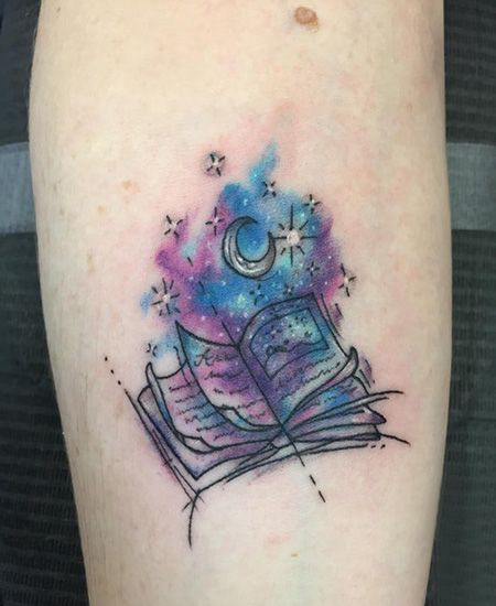 手臂水彩书本纹身图案