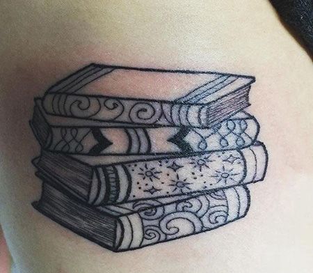 大腿四本书本纹身图案