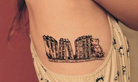 女生侧腰书本纹身图案