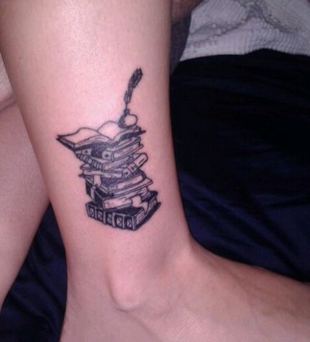 脚踝一叠书本纹身图案