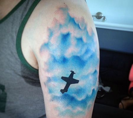 大臂飞翔在天空的战斗机纹身图片