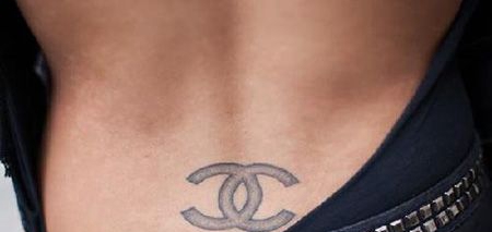 腰部香奈儿标志纹身图案