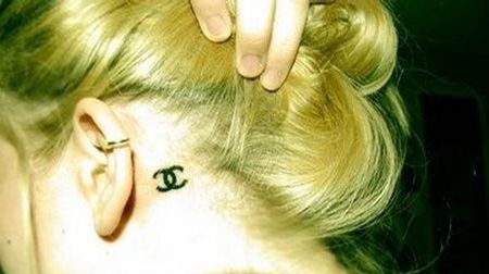 女生耳后香奈儿纹身图案