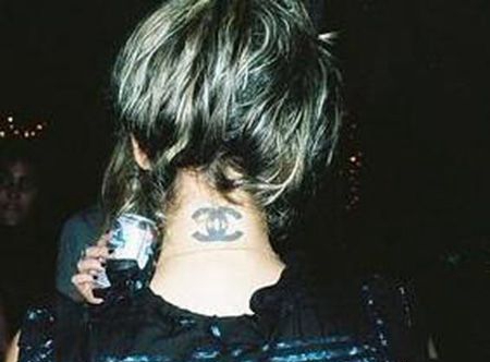 颈部香奈儿纹身图案