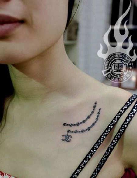 锁骨性感的香奈儿纹身图案