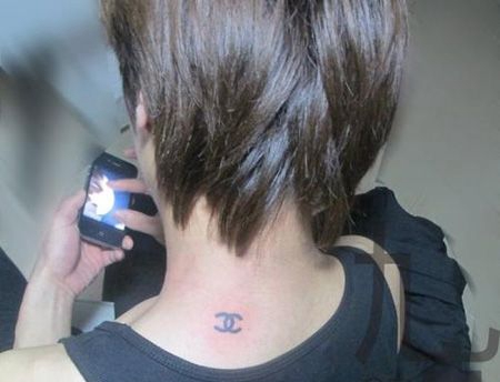 女生颈部香奈儿纹身图片