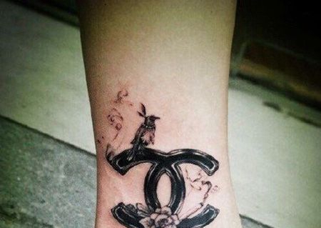 脚踝时尚的香奈儿纹身图案