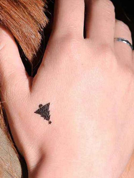 虎口小圣诞树纹身图案