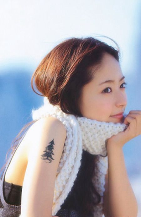 美女大臂圣诞树纹身图案