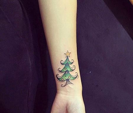 手腕可爱的圣诞树纹身图案