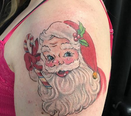 女生大臂可爱的圣诞老人纹身图案