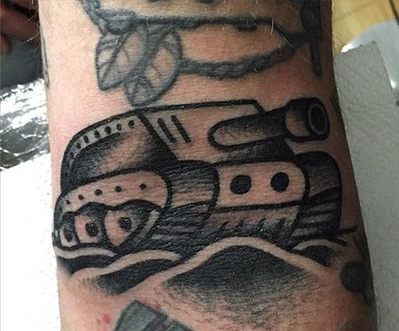 手臂主站坦克纹身图案