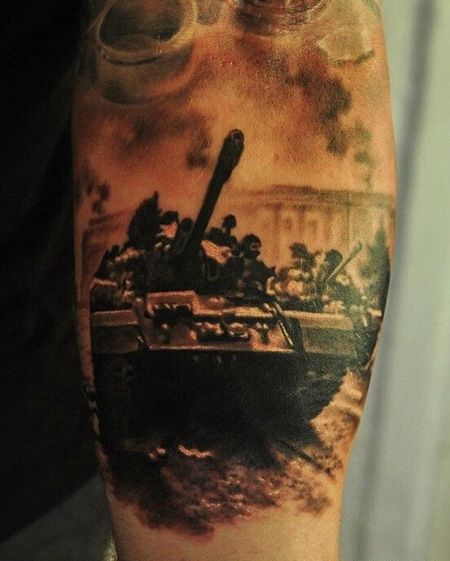 手臂帅气的坦克纹身图案