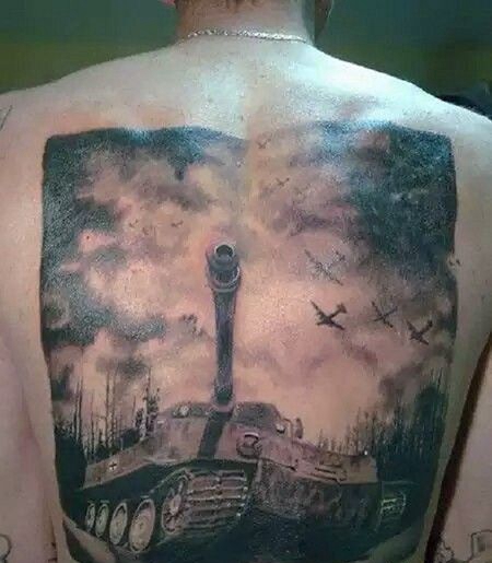 男士背部帅气的坦克纹身图案