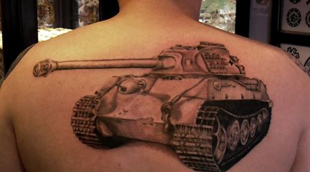 男士背部坦克纹身图案