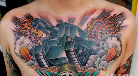 胸前霸气的坦克纹身图案